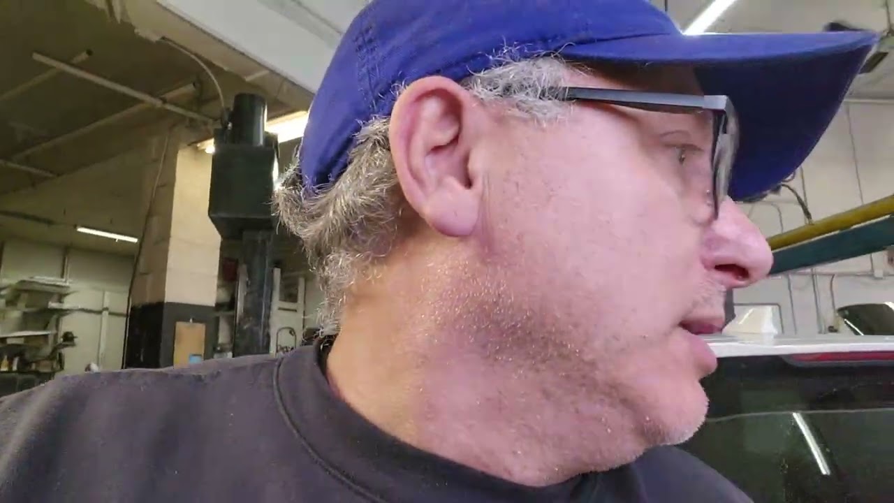 Быстрое вращение смазанных шин приводит к появлению шума в подшипниках колес спереди автомобиля.