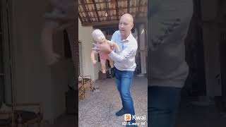 Como desengasgar um bebê com segurança sem machucar a criança.