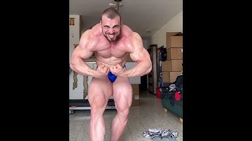 Dani Kaganovich flexing