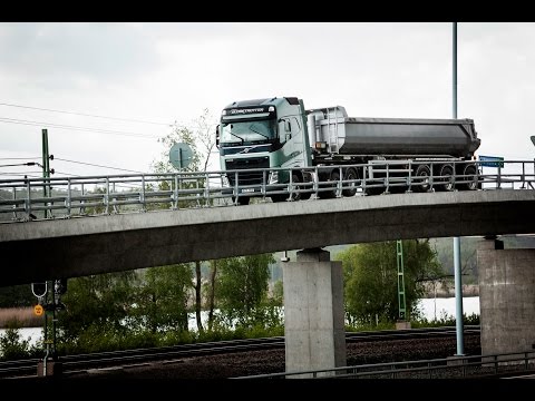 volvo-trucks-–-running-footage:-a-volvo-fh-with-tandem-axle-lift