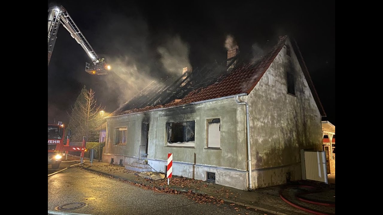 🔥 {GROßBRAND} FEUER MIT GROßEN FLAMMEN & RAUCHWOLKE IN BRUNNE 🔥 🚒 FLAMMEN SCHLAGEN AUS DACHSTUHL