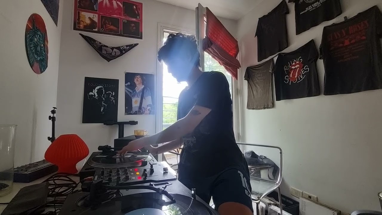 Rominimal morning vinyl set by Jordi (loop).