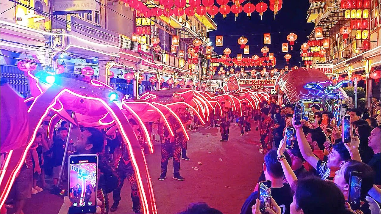 Atraksi kelabang dengan ayam di pusat kota singkawang