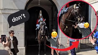 UNSUPERVISED KIDS GRAB THE KINGS HORSE REINS A COUPLE OF TIMES AT HORSE GUARD!