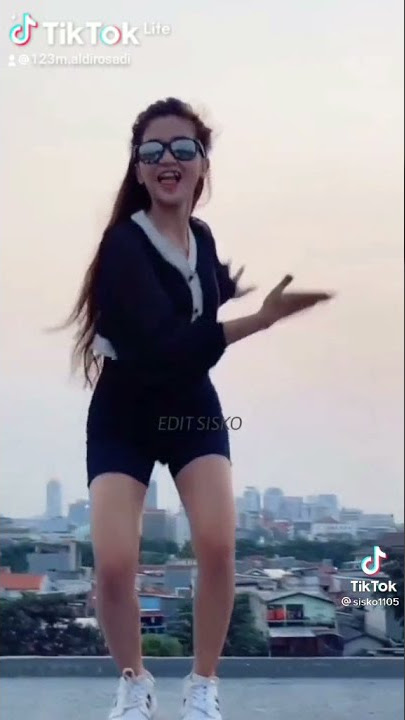 Tik tok cewek joget di atas gedung