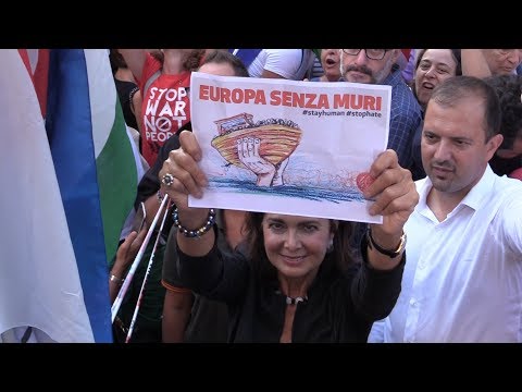 A Milano in 15mila contro il vertice Salvini-Orban