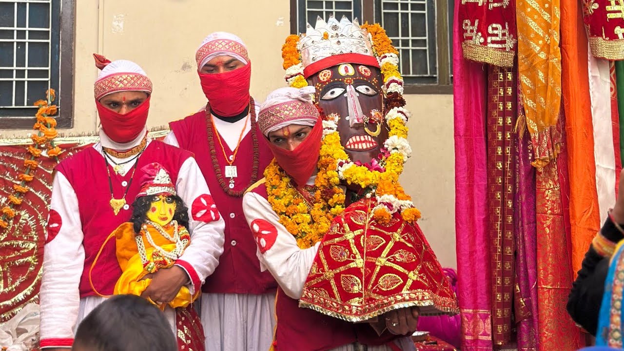 मां चंडिका का विकराल रूप  में  हुई प्रकट औरत मां ने मांगी बत्ती 