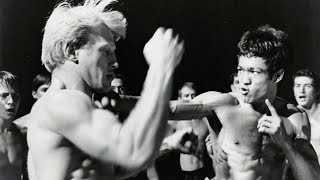 Bruce Lee estaba dando clase cuando Joe Lewis, un maestro de kárate, creía ser más rápido y entonces