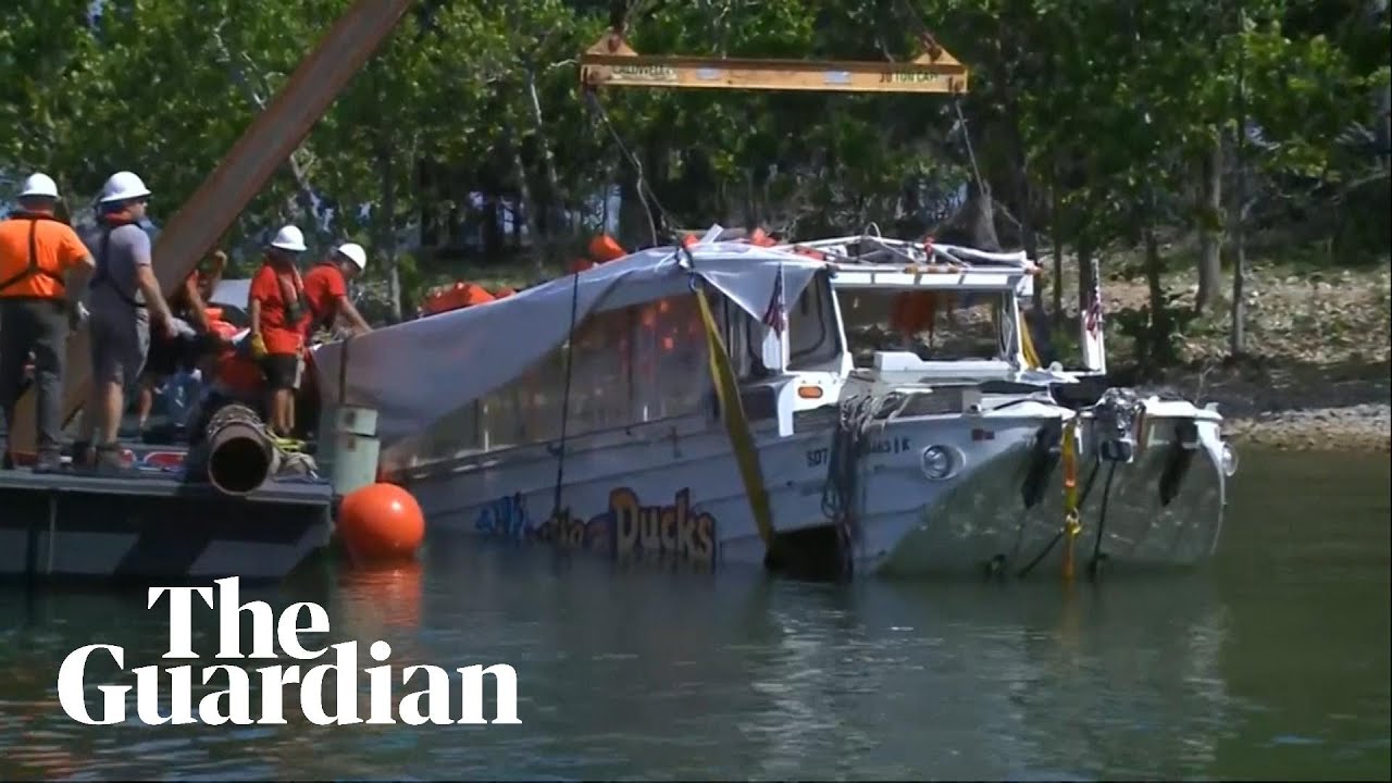 The Missouri boat that capsized being pulled out of the water - YouTube