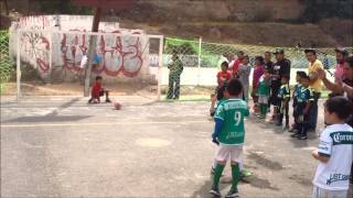 Niño Jugando Fútbol De 6 Años Luo 7-2-2016