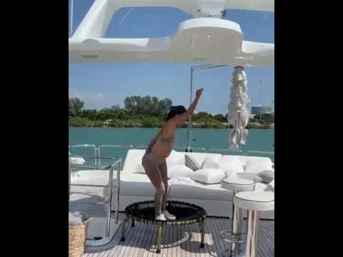 Ева Лонгория прыгает на батуте