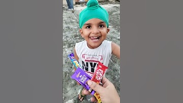 ise KitKat 🍫 chocolate pasand hai aur aapko #chocolate #short #ytshorts