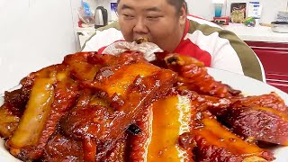 Monkey brother made braised pork ribs weighing 20kg to relieve his craving  and the brothers gnawed