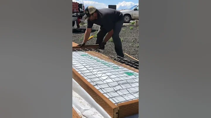 How to build a HOGWIRE FENCE. #CRH #handyman #shorts #fence