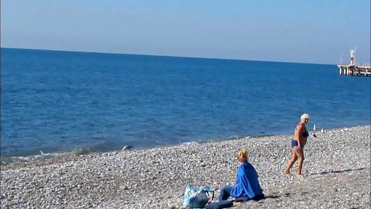 В апреле в сочи купаются. Пляж морская звезда в Лазаревском. Лазаревское в октябре. Купаемся в Лазаревском. Лазаревское купание.