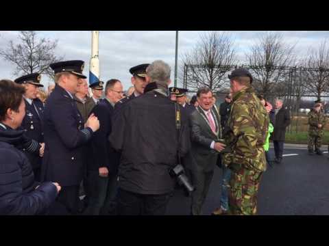 F16 geland op rotonde Volkel