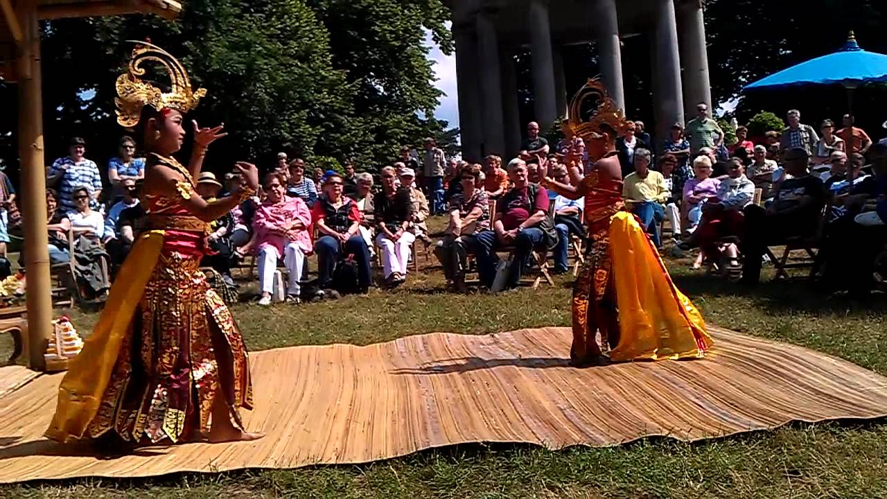Cendrawasih Dance in Garten Fest Hannover 2011 (Balinese Dance goes to Europe)