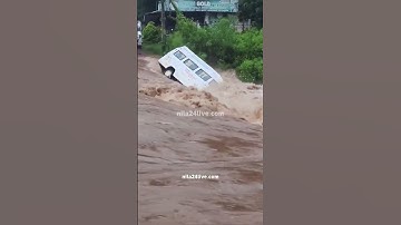 ഇടുക്കി കൂട്ടാറിൽ നിർത്തിയിട്ടിരുന്ന വാൻ മഴവെള്ളപ്പാച്ചിലിൽ ഒഴുകിപ്പോയി