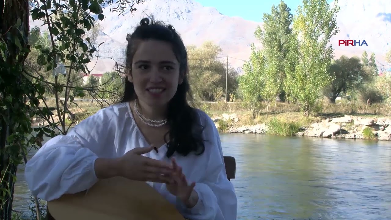 ABD'de yaşayan Dersimli Işık Berfin, Kırmancki ve Kurmanci kılamlar seslendiriyor