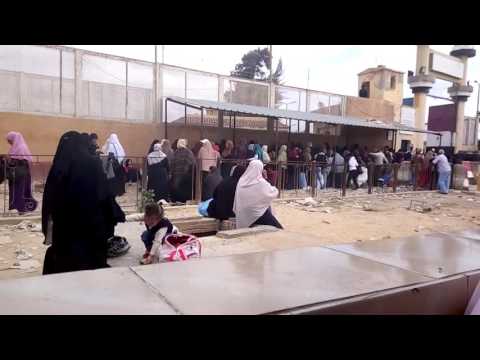 تزاحم أهالى المعتقلين على بوابة سجن برج العرب لزيارة ذويهم