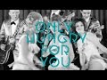 Capture de la vidéo Viniloversus - Only Hungry For You (Lyric Video)