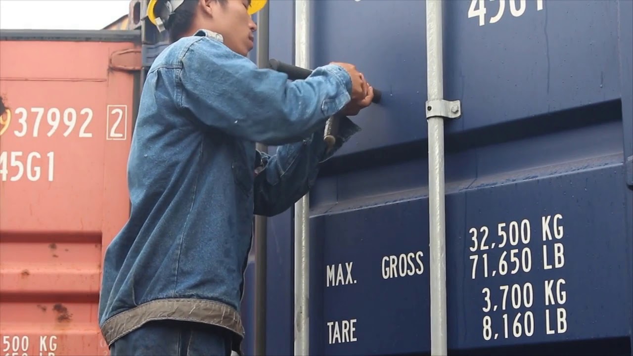 INSTALL TRAXENS HUB ON DRY CONTAINER/ LẮP THIẾT BỊ TRAXENS - YouTube