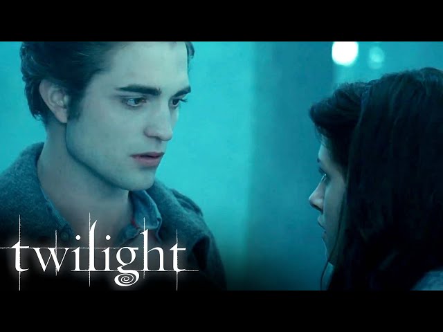 Scena „Bella zdaje sobie sprawę, że Edward jest wampirem” | Zmierzch class=