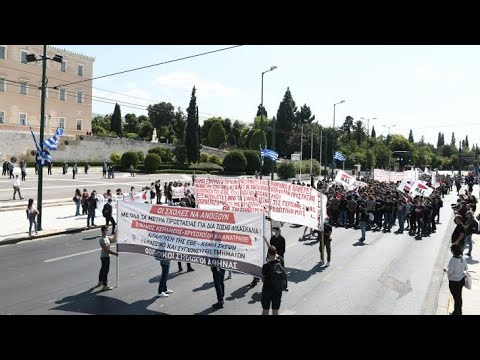 Στο Σύνταγμα οι φοιτητές τραγούδησαν «Δεν θα περάσει ο φασισμός!»