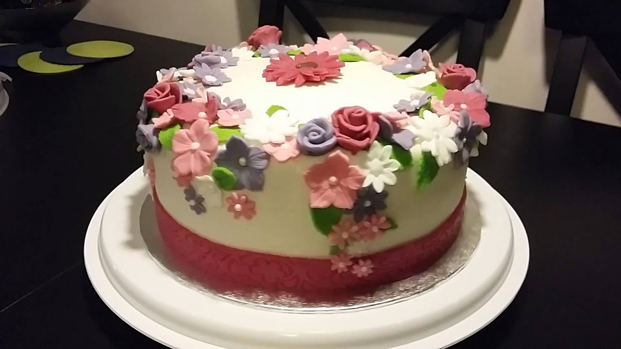 Marsepein taart met fondant bloemen. - YouTube Marsepein Taart Met Fondant Bloemen. - Youtube