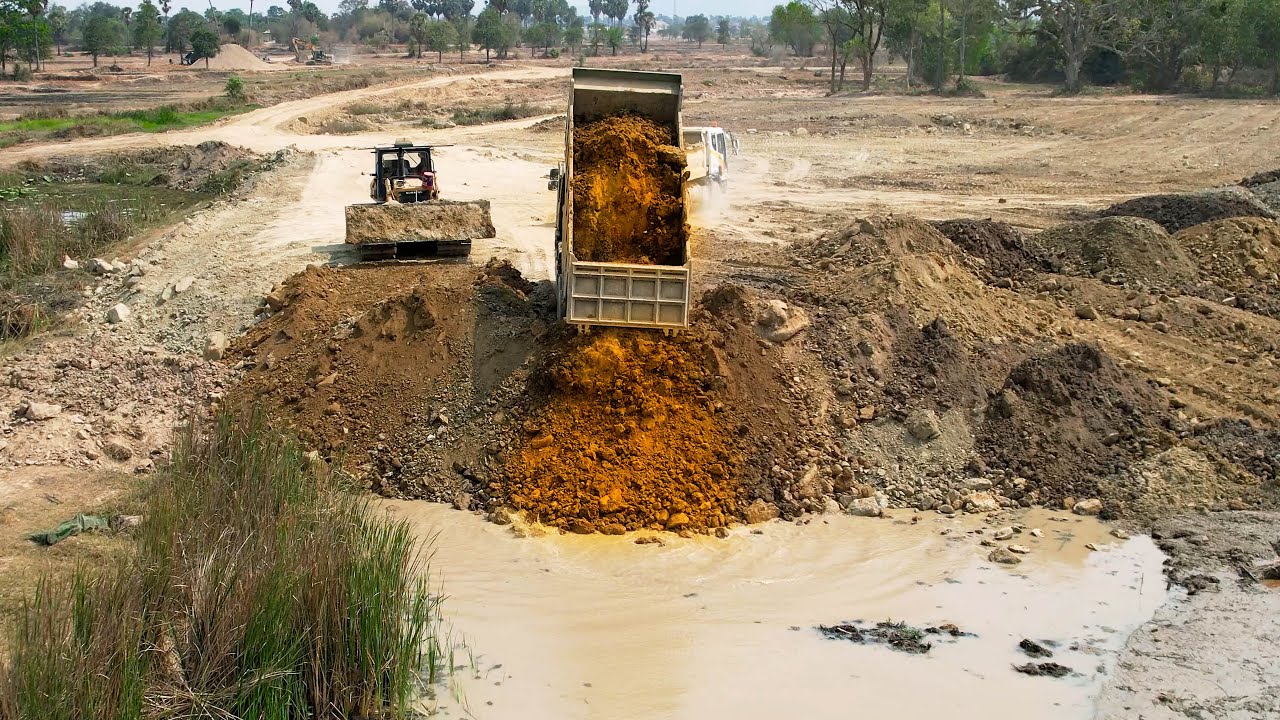 Amazing, Professional Operator Demonstration Project with Dozer KOMASTU D-50-P & 25 T dump truck