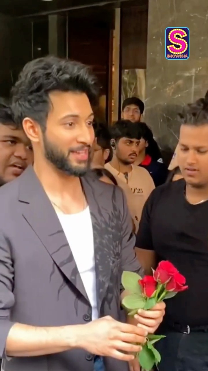 New Crush Of The Town? Rohit Sharaf Gets Swamped By Female Fans’ Affection! | Rohit Saraf | N18S