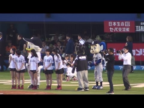 2014.06.03　ファーストピッチセレモニーでも著書をアピールするドアラ