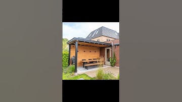 Een beschutte eethoek met veranda in de tuin