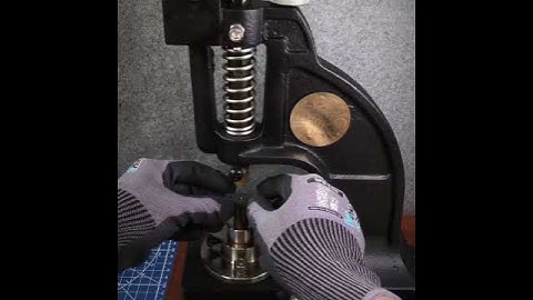 How to set jeans rivets precisely