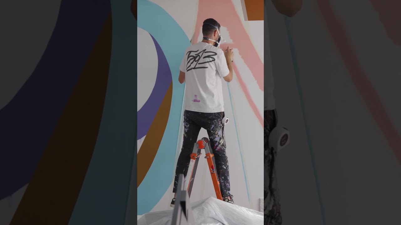 Pintando un mural tipográfico en una oficina de Marketing