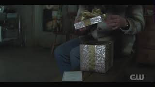 Nancy Drew 2x13 - Nancy opens her gift from Celia, Nick & Nancy talk case