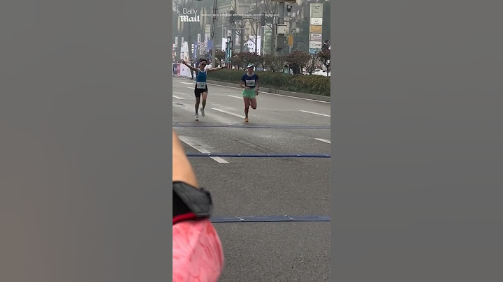 Marathon runner celebrates too early and instantly regrets it