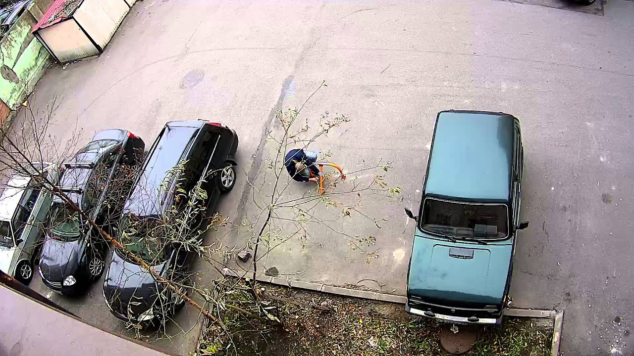 Камера видеонаблюдения засняла правонарушение: парень клеем пытался ...