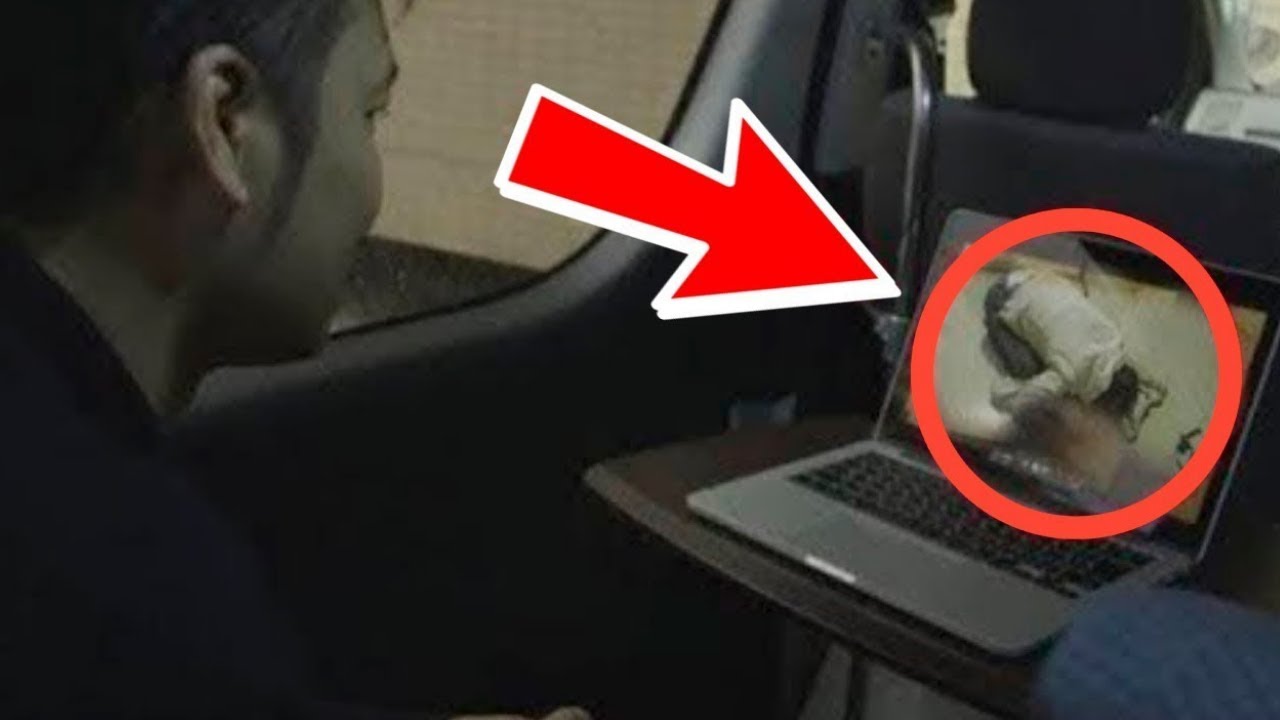 Mann installiert eine Kamera im Schlafzimmer, um herauszufinden, warum