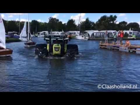 Claas Axos op het water in Sneek