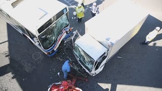 交差点で衝突、９人重軽傷 路線バスとトラック 川崎市幸区