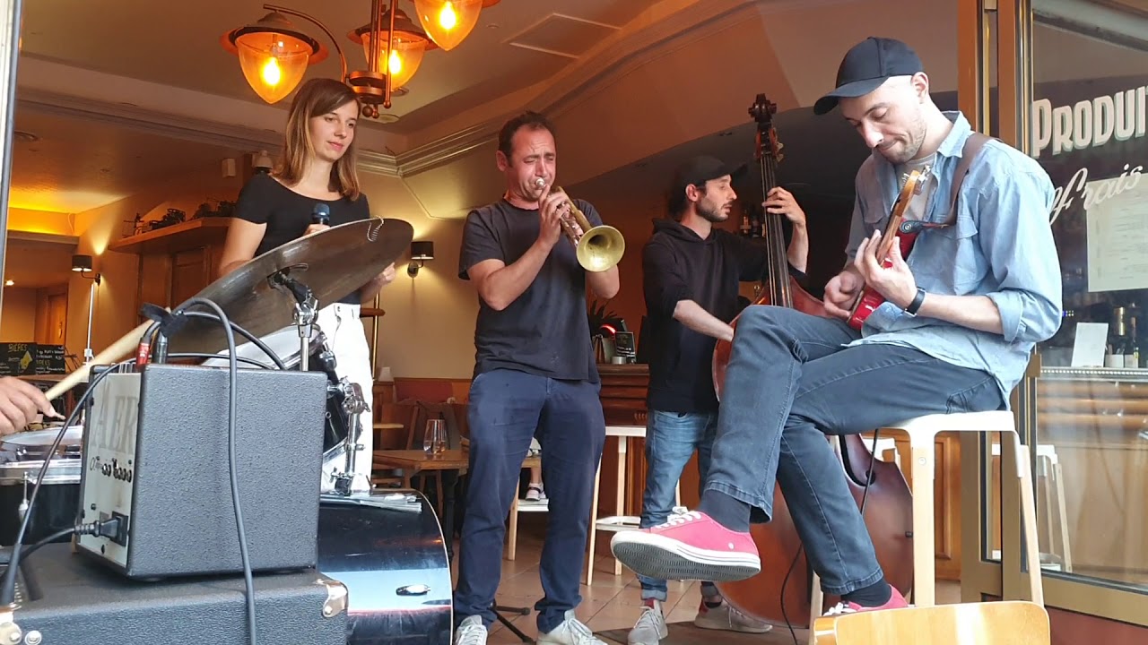 Groupe musical Monkuti dans un café à Kremlin Bicêtre 94270