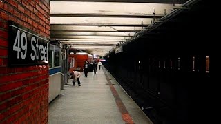 USA/New York: 49th Street subway station in Manhattan, R40 'slant' stock on a northbound Q express