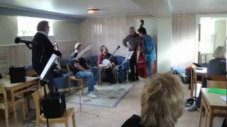 Video thumbnail of "In the shade of the old apple tree - Jazz Pirates & Ukulele Girls"