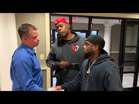 Crim walks into the bank with a bunch of cash & confronts the loan officer