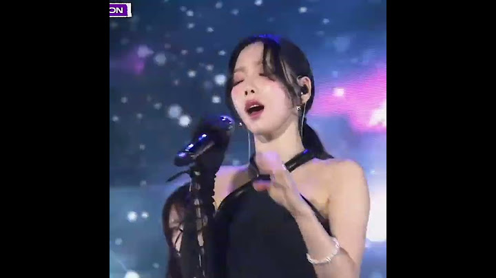 마이크 거리로 성량조절 하는 태연 (Kcon2024)