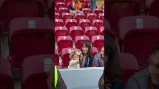 Maç Öncesinde Şarkının Ritmine Ayak Uyduran Minik Galatasaray Taraftarı