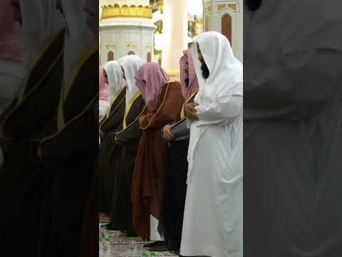 مقطع للشيخ الحذيفي يلتفت اثناء الصلاة ليتأكد من وجود فاتح الامام المصحح حال اخطا الامام بشيء