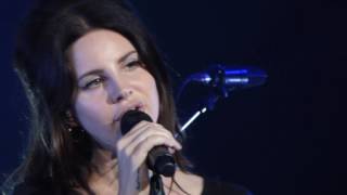 Video thumbnail of "Lana Del Rey - Video Games - live - London 2017"