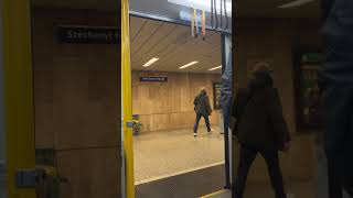 Metro Line M1 (27) Door Closes